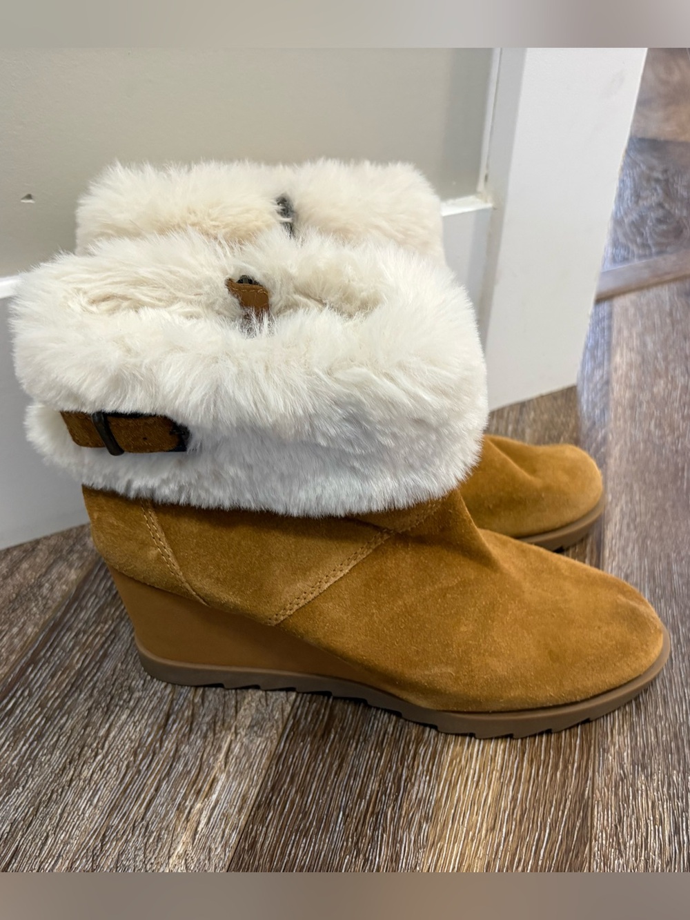 Koolaburra by UGG Elladine Wedge Boot Sz 8